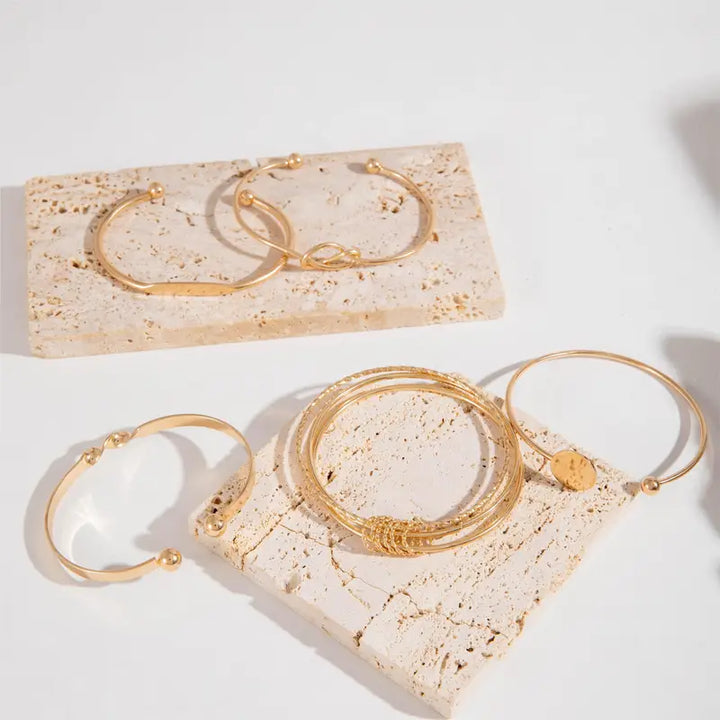 Elegantes Goldfarbenes Armband Set