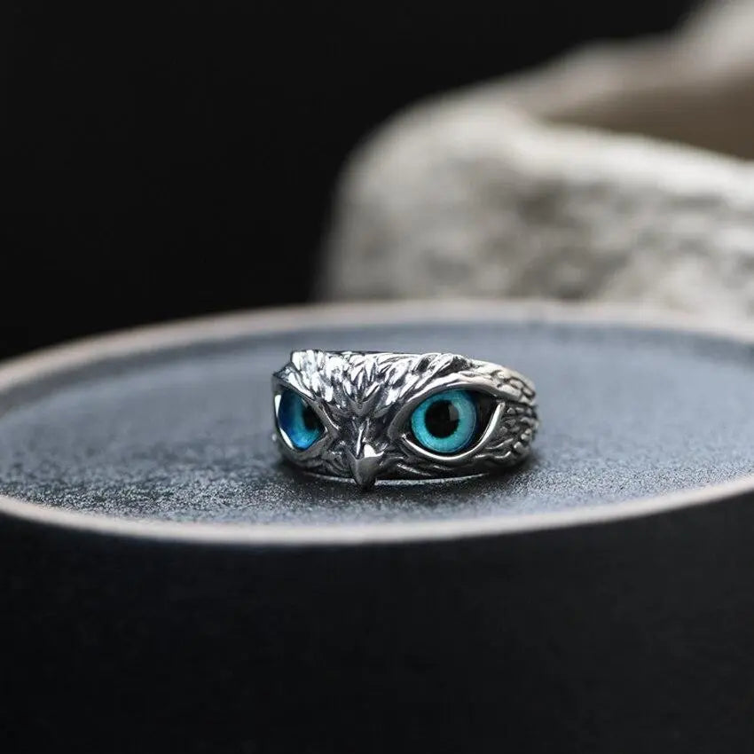 Verstellbarer Silberfarbener Ring Mit Opal Und Glückseulen Design