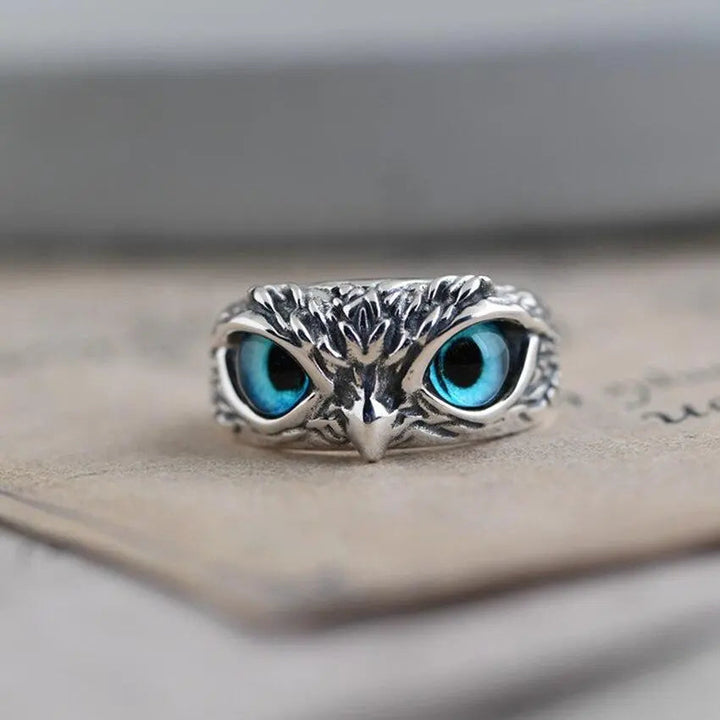 Verstellbarer Silberfarbener Ring Mit Opal Und Glückseulen Design