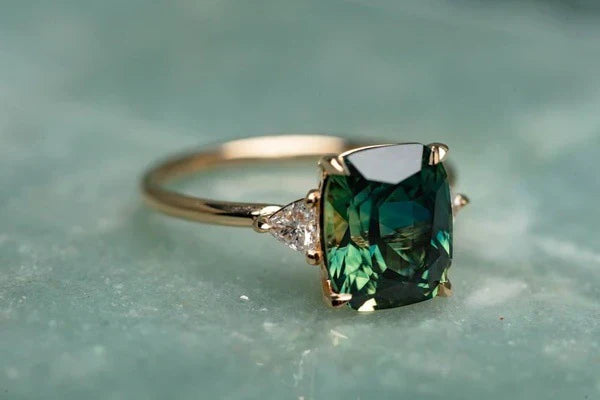 Vintage-inspirierter Edelstein Goldfarbener Ring