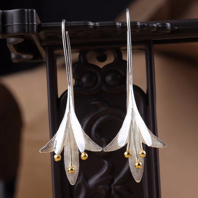Elegante Silberfarbene Blumen Ohrringe