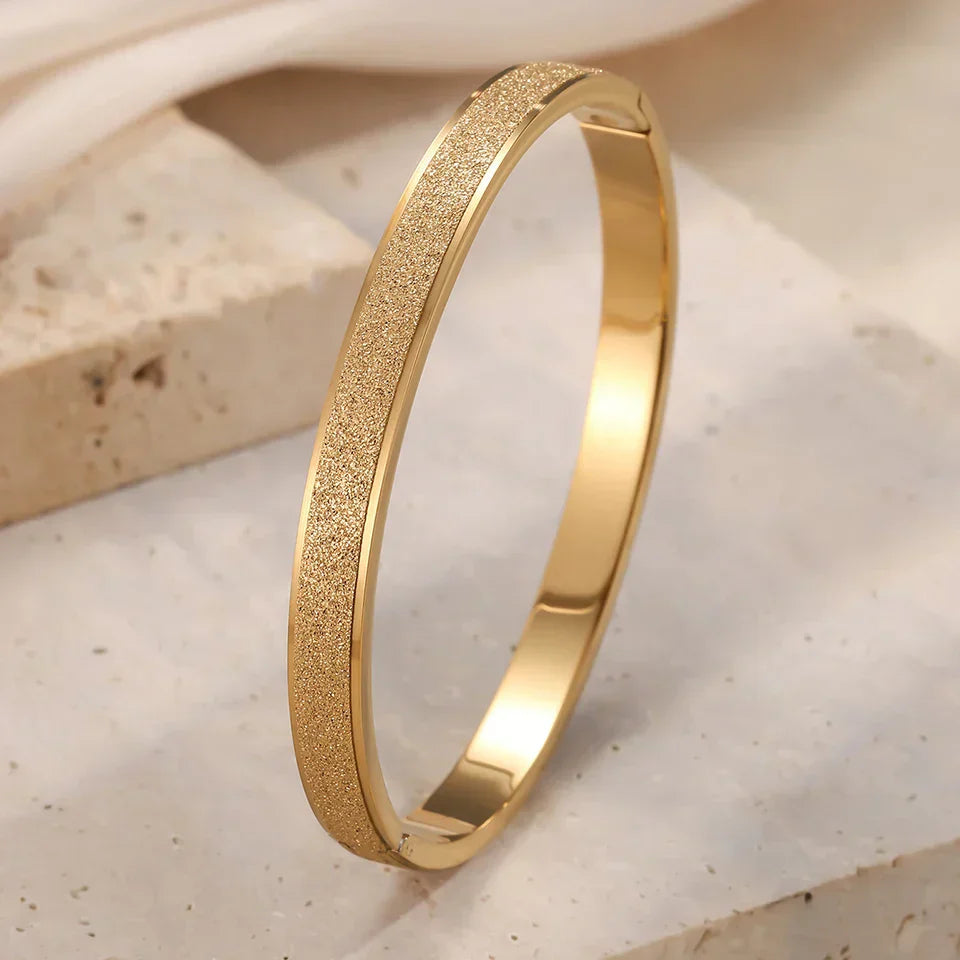 Elegante Minimalistische Goldfarbene Armreifen