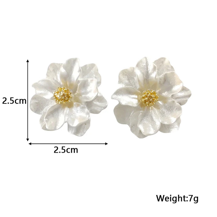 Schicke Weiße Acryl Blumen Steckohrringe