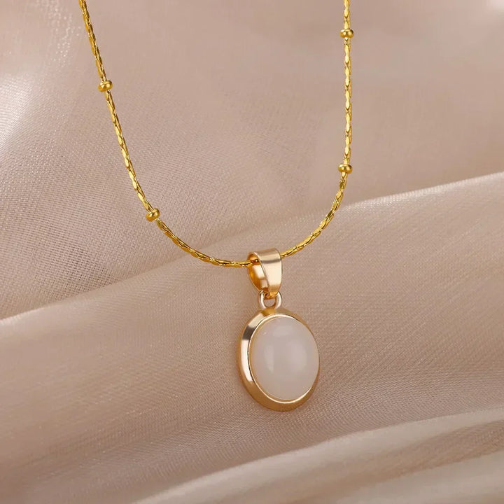Schicke Goldfarbene Edelstahl Halskette mit Wassertropf Opal Anhänger