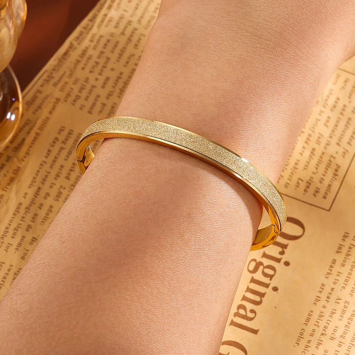 Elegante Minimalistische Goldfarbene Armreifen