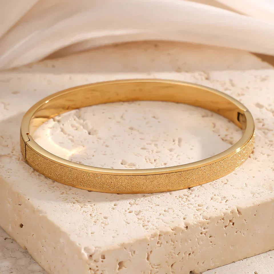 Elegante Minimalistische Goldfarbene Armreifen