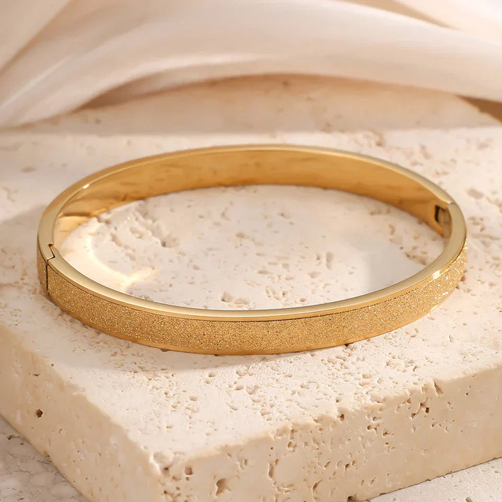 Elegante Minimalistische Goldfarbene Armreifen