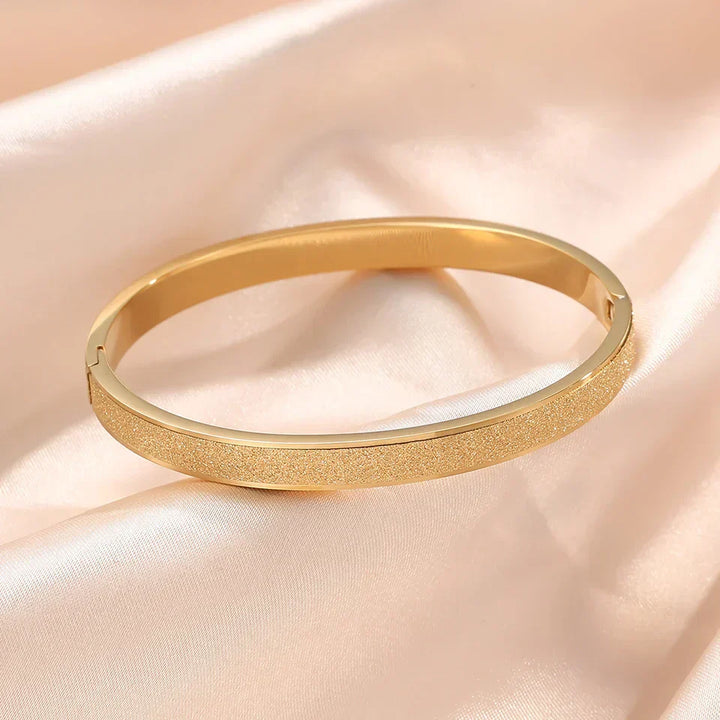 Elegante Minimalistische Goldfarbene Armreifen