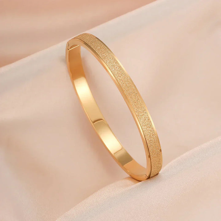 Elegante Minimalistische Goldfarbene Armreifen