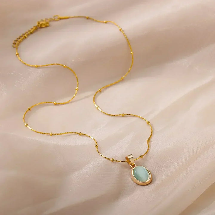 Schicke Goldfarbene Edelstahl Halskette mit Wassertropf Opal Anhänger