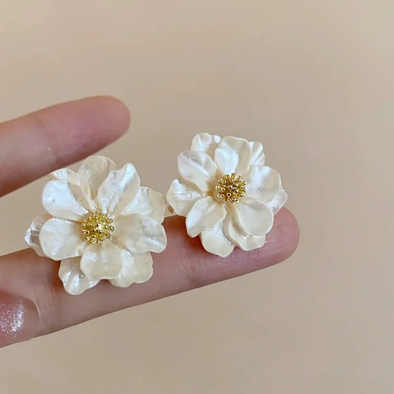 Schicke Weiße Acryl Blumen Steckohrringe