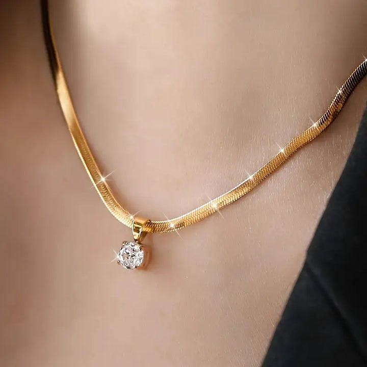 Elegante Goldfarbene Strass Anhänger Halskette