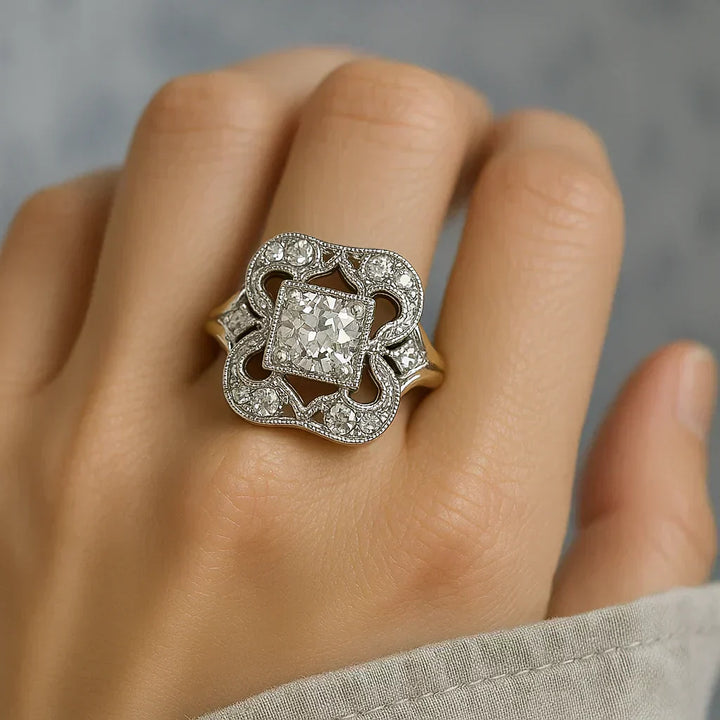 Klassischer Goldfarbener Ring Mit Vintage Zirkonia